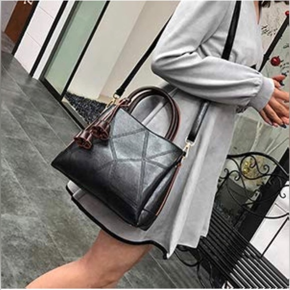 Black Hand Bag For Ladies - Picture 5 of 5